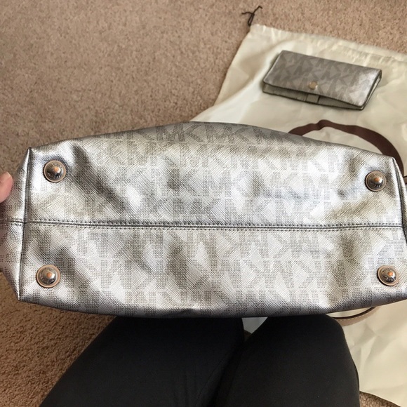 SOLD LOCAL- Michael Kors Purse and wallet set - Picture 7 of 8